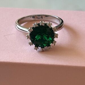 Vintage Swarovski emerald green 925 Sterling Silver Ring size 8